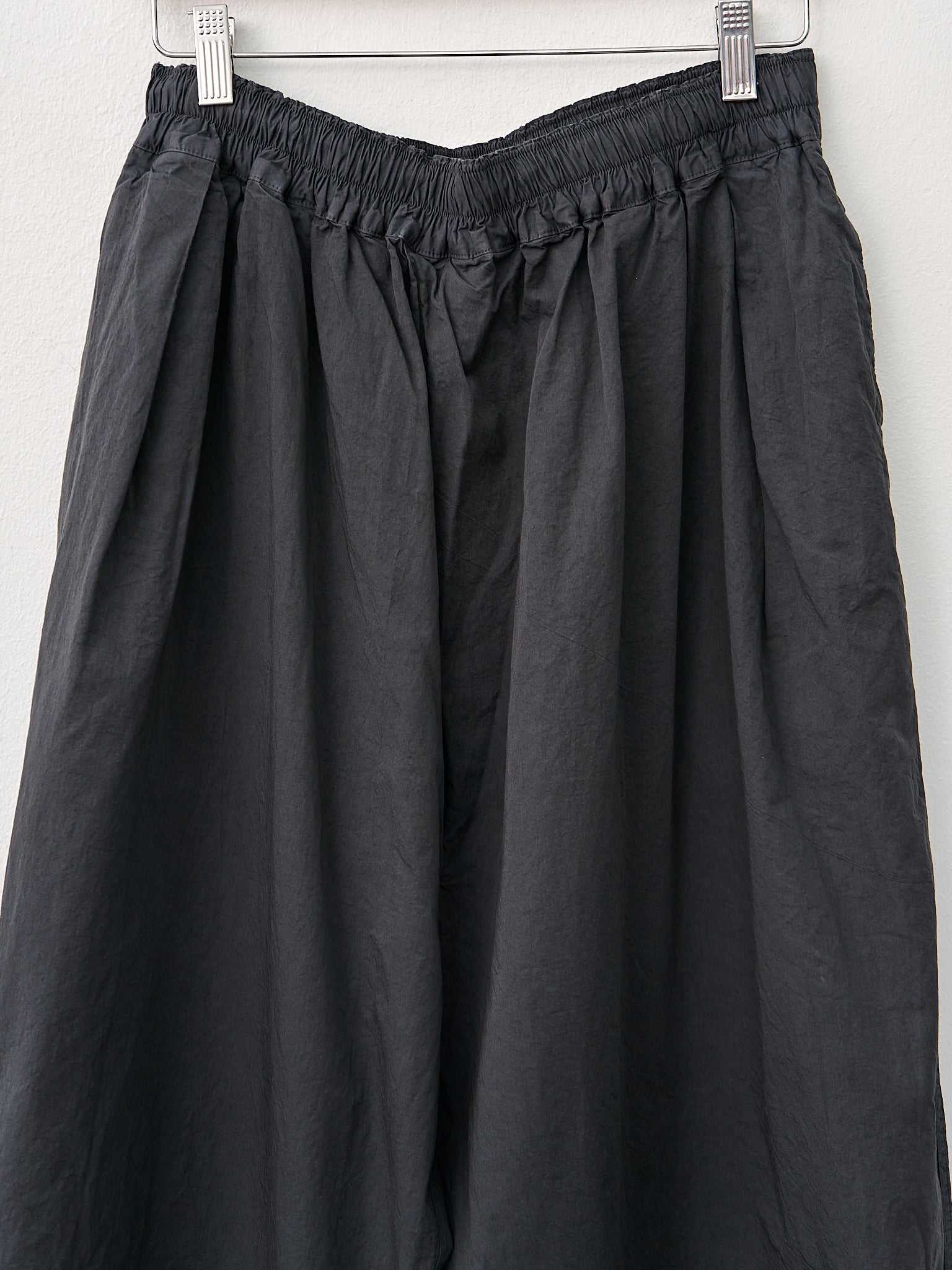 Namu Shop - Veritecoeur Unisex Easy Tuck Pants - Sumikuro (Charcoal)