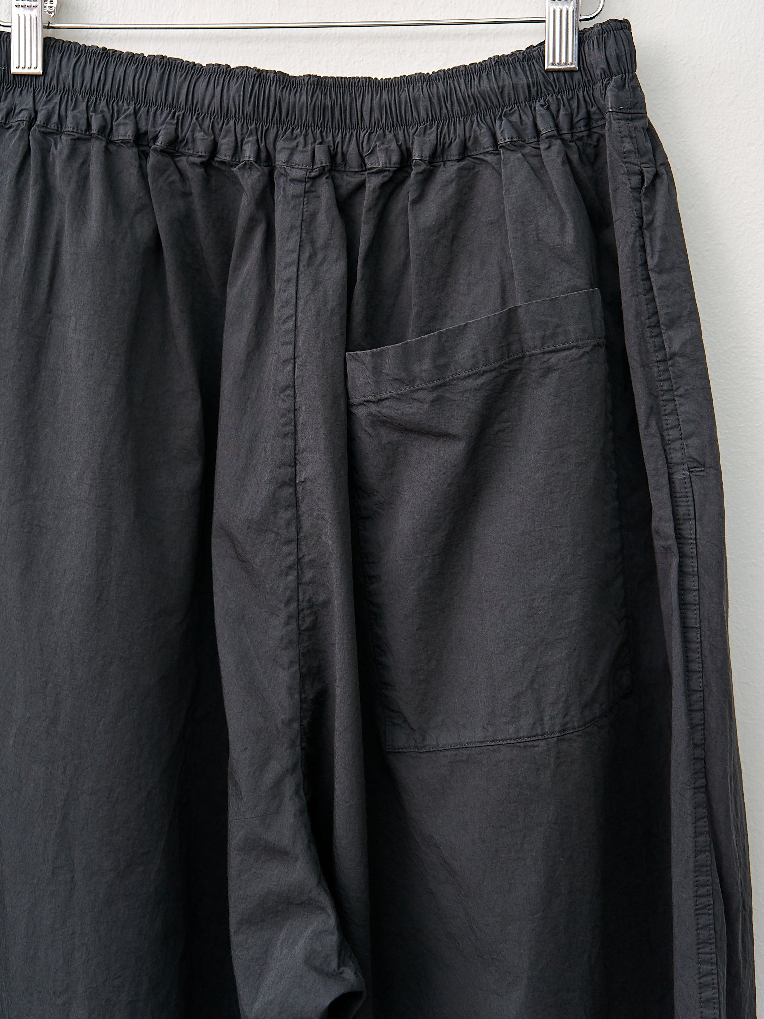 Namu Shop - Veritecoeur Unisex Easy Tuck Pants - Sumikuro (Charcoal)