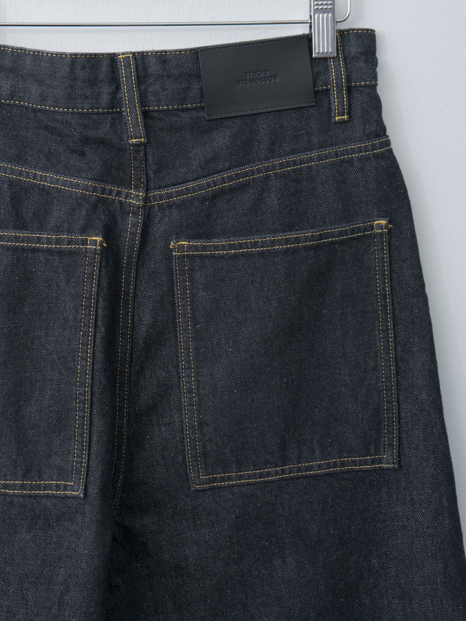 NEIVE Denim - Black