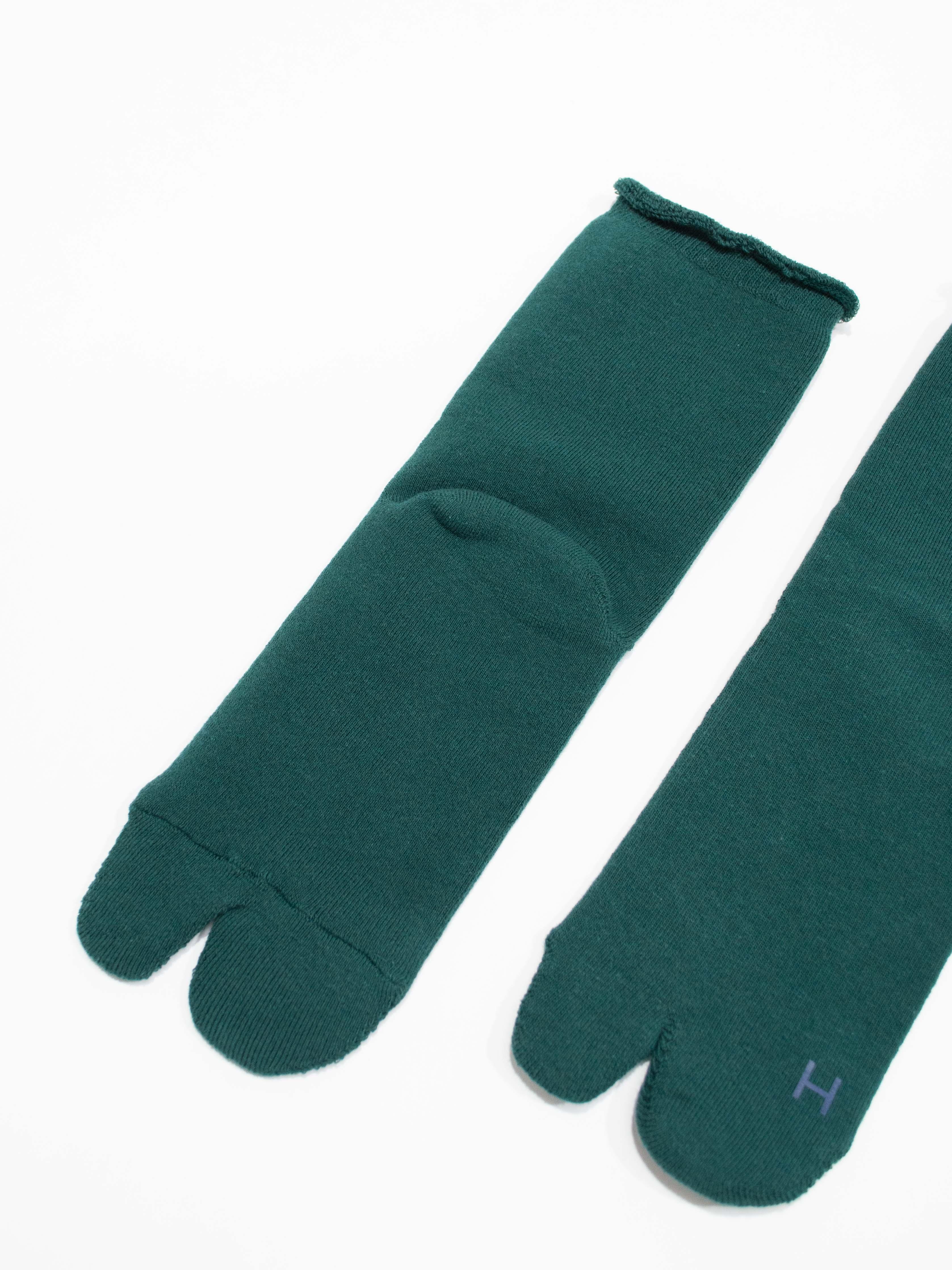 https://www.namu-shop.com/cdn/shop/products/namu-shop-hatski-tabi-pile-socks-women-s-white-green-navy-8.jpg?v=1670932583